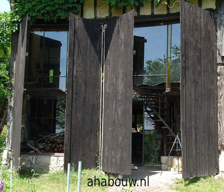 Houten deuren van 5 m hoog. Franse boerderij. 